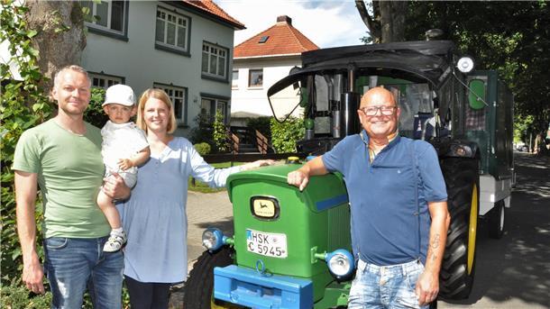 Ein alter Trecker in der Nordenhamer Lutherstraße. Der gehört Manfred Liboschik (rechts). Der hat dort seinen Neffen Thorsten Riekes sowie dessen Frau Theda und Sohn Michel besucht. Drei Tage hat er für die Anfahrt gebraucht.