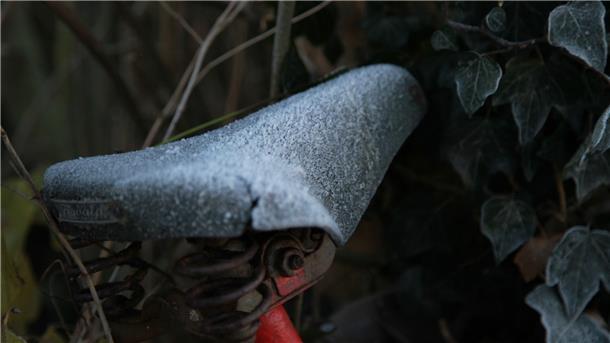 Ein altes ausgedientes Fahrrad kann mit ein bisschen Frost zum Schmuckstück werden.