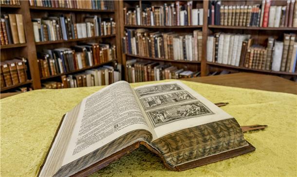 Ein altes Buch liegt in einem Archiv. In der Gemeinde Breddorf will der Rat jetzt alte Schriftstücke sichten und sortieren. Dabei hoffen die Ortspolitiker auch auf Unterstützung der Bevölkerung.