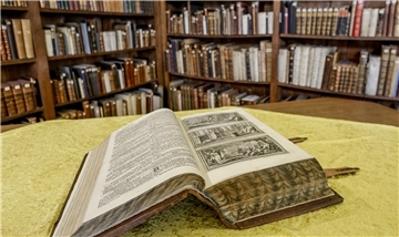 Ein altes Buch liegt in einem Archiv. In der Gemeinde Breddorf will der Rat jetzt alte Schriftstücke sichten und sortieren. Dabei hoffen die Ortspolitiker auch auf Unterstützung der Bevölkerung.