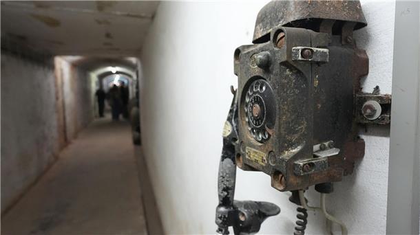 Helgoland gedenkt Bombardierung vor 80 Jahren Ein altes Telefon hängt an der Wand.