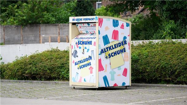 In Kleidercontainer getötete Frau: Polizei befragt Zeugen Ein Altkleidercontainer steht auf einem Supermarkt-Parkplatz.