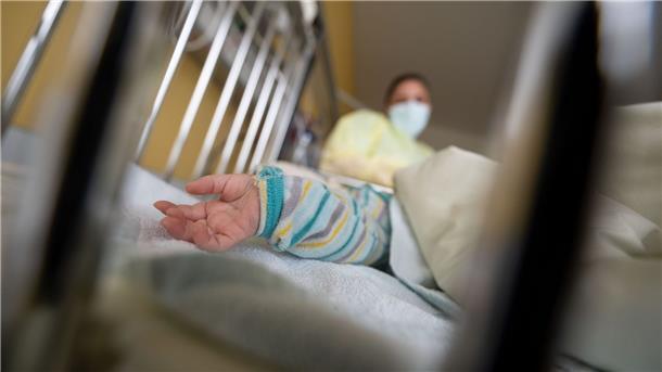 Arzt: „Kinder sterben, weil wir sie nicht versorgen können“ Ein am Respiratorischen Synzytial-Virus (RS-Virus oder RSV) erkranktes Kind im Klinkum Stuttgart .