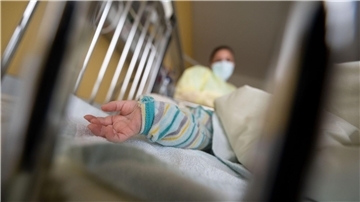 Ein am Respiratorischen Synzytial-Virus (RS-Virus oder RSV) erkrankter kleiner Patient auf einer Kinderstation.