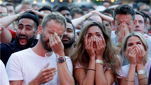Ein Anblick, auf den wir bei dieser EM verzichten müssen. Die großen Emotionen, die beim Public Viewing mit vielen Menschen geteilt werden, müssen aufgrund der Kontaktbeschränkungen bei diesem Turnier zu Hause bleiben. Großveranstaltungen sind verboten.