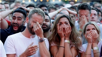 Ein Anblick, auf den wir bei dieser EM verzichten müssen. Die großen Emotionen, die beim Public Viewing mit vielen Menschen geteilt werden, müssen aufgrund der Kontaktbeschränkungen bei diesem Turnier zu Hause bleiben. Großveranstaltungen sind verboten.