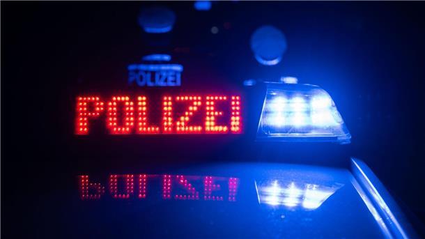 Ein angeblich bewaffneter Mann liefert sich eine Verfolgungsfahrt mit der Polizei (Archivbild).