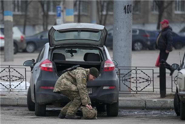 Ein Angehöriger des ukrainischen Militärs nimmt in Sievierodonetsk in der Region Luhansk in der Ostukraine Gegenstände aus dem Kofferraum eines Autos.