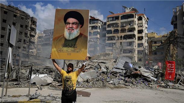 Ein Anhänger mit einem Poster des getöteten Hisbollah-Generalsekretärs Nasrallah.