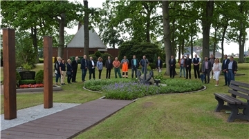 Ein Anker bildet den Mittelpunkt des neuen zentralen Gedenkorts auf dem Spadener Friedhof. An den Stelen (links im Bild) können Plaketten mit den Daten der Verstorbenen angebracht werden.