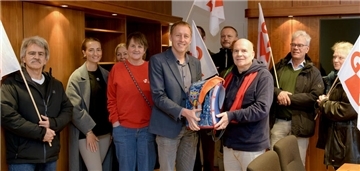 Ein Antrittsgeschenk in Form eines Schulranzens erhielt der neue Schuldezernent Hauke Hilz (Mitte) von Peer Jaschinski, Sprecher der Gewerkschaft Erziehung und Wissenschaft in Bremerhaven, und weiteren GEW-Vertretern.