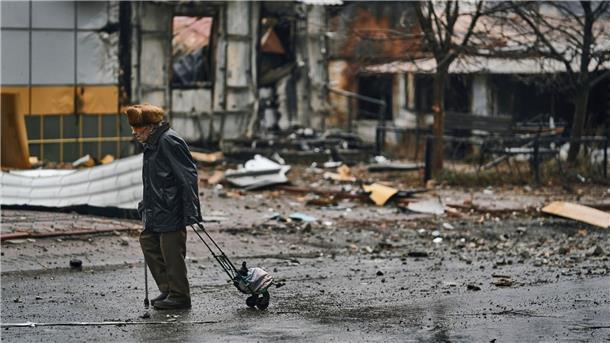 Krieg gegen die Ukraine: So ist die Lage Ein Anwohner geht in Bachmut eine verwüstete Straße entlang.