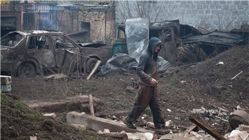 Ein Anwohner geht in Kramatorsk durch Trümmer nach einem russischen Angriff.
