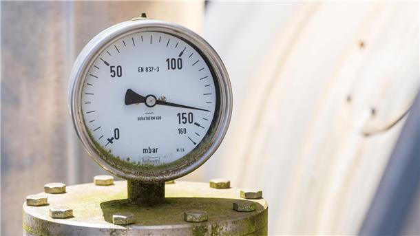 Erstmals seit 40 Tagen: Anstieg in den Gasspeichern Ein Anzeige für Druck in der Anlage eines Gasspeichers: Die Füllstände nehmen nach Beginn der Heizperiode im Herbst üblicherweise ab.