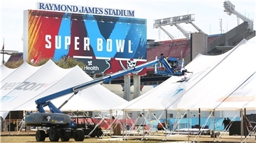 Ein Arbeiter bemalt ein Zelt vor dem Raymond James Stadium, in dem der 55. Super Bowl zwischen den Tampa Bay Buccaneers und den Kansas City Chiefs stattfindet.