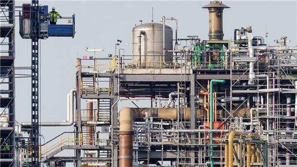 Ein Arbeiter fährt neben Gebäuden auf dem Werksgelände des Chemiekonzerns BASF in einem Aufzug.
