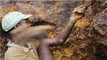Ein Arbeiter in einer Mine im Ostkongo. (Archivbild)