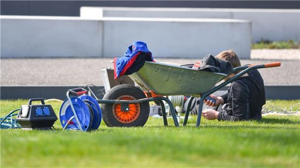 Familienunternehmer lehnen Siesta für Beschäftigte ab Ein Arbeiter legt auf dem Gelände der Landesgartenschau eine Pause ein. Amtsärzte regen angesichts hoher Temperaturen im Sommer die Einführung einer Siesta-Arbeitsweise an.