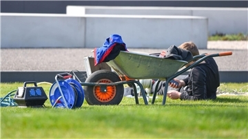 Ein Arbeiter legt auf dem Gelände der Landesgartenschau eine Pause ein. Amtsärzte regen angesichts hoher Temperaturen im Sommer die Einführung einer Siesta-Arbeitsweise an.