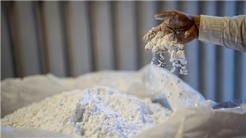 Ein Arbeiter rührt Lithium mit der Hand in der SQM-Verarbeitungsanlage in Antofagasta nahe der Atacama-Wüste in Chile.