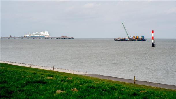 Ein Arbeitsschiff ist während der Bauarbeiten für einen Anleger, der für ein zweites LNG-Terminal in Wilhelmshaven benötigt wird, im Einsatz. n“)