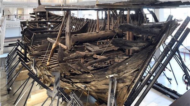 Ein hölzernes Schiffswrack aus dem 14. Jahrhundert steht rekonstruiert im Museum.