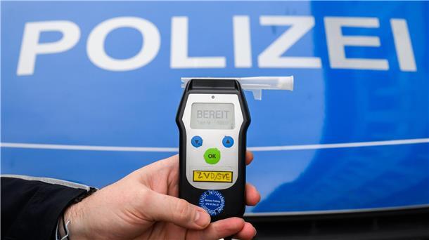 Ein Polizist zeigt einen Alkoholtest (Atemtest), mit dem Verkehrsteilnehmer auf ihre Fahrtüchtigkeit hin überprüft werden können.