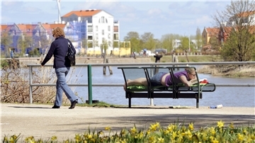 Ein attraktiver Spazierweg immer am Wasser entlang ist der Geestewanderweg zwischen alter Geestebrücke, an den Relikten der Rickmerswerft entlang ins Kapitänsviertel bis zur Marineoperationsschule.