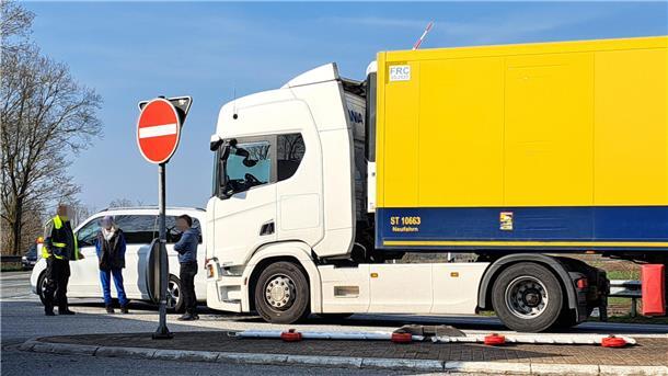Ein Auffahrunfall an der Autobahnabfahrt Uthlede sorgt auf der A27 einen für einen Stau. 