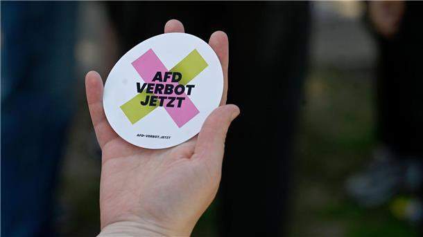 Zur Innenministerkonferenz: Menschenkette für AfD-Verbot am Mittwoch in Bremerhaven geplant Ein Aufkleber mit der Aufschrift "AfD Verbot jetzt".