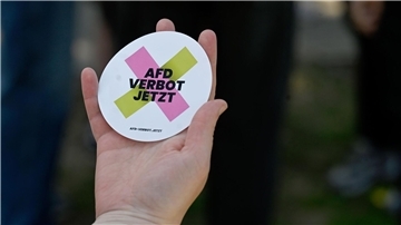 Ein Aufkleber mit der Aufschrift "AfD Verbot jetzt". 