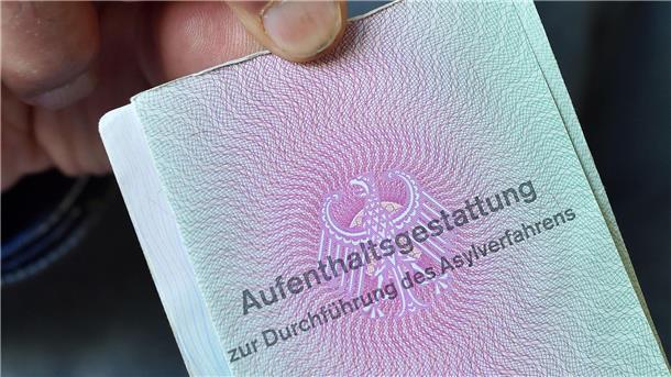 Ein aus Syrien geflüchteter Mann mit seiner Aufenthaltsgestattung.