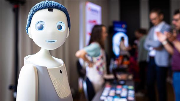 Roboter kann Witze im Altenheim erzählen Ein Ausblick für die Zukunft der Pflege: Der Roboter kann sich mit Patienten auf der Grundlage von ChatGPT unterhalten.