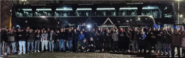 Schüler der  Berufsbildenden Schulen (BBS) Cadenberge vor dem Mannschaftsbus der Fischtown Pinguins.