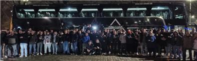 Schüler der  Berufsbildenden Schulen (BBS) Cadenberge vor dem Mannschaftsbus der Fischtown Pinguins.