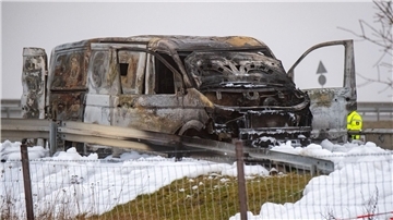 Ein ausgebrannter Geldtransporter steht an der Anschlussstelle Gützkow.