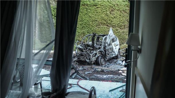 Massaker in Israel: Was bezweckt die Hamas? Ein ausgebranntes Auto steht nach einem Raketenangriff der Hamas vor einem beschädigten Haus in Ashkelon im Süden Israels.