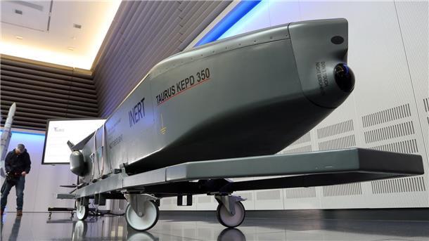 Union will Bundestag erneut über Taurus abstimmen lassen Ein Ausstellungsstück eines Taurus KEPD 350 Marschflugkörpers im Showroom des Rüstungsunternehmens MBDA.