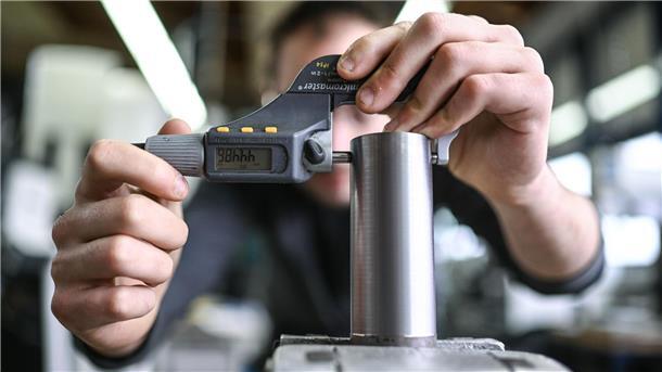 Umfrage: Zufriedenheit der Azubis wächst Ein Auszubildender im Metall-Handwerk misst in einem Ausbildungszentrum die Dicke eines Werkstücks.