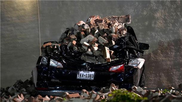 Mindestens vier Tote bei Unwettern in Texas Ein Auto, das von herabfallenden Ziegeln einer umgestürzten Hauswand zerquetscht wurde, steht auf einem Parkplatz in der Innenstadt von Houston.