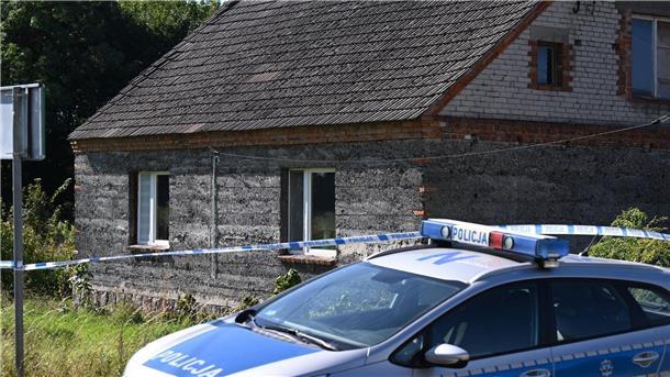 Polen: Tote Babys nach Inzest im Keller vergraben Ein Auto der Polizei steht während Ermittlungsarbeiten vor einem Familienhaus.