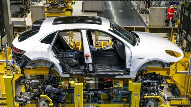 Rekordgewinne für Autohersteller - aber Sorge um Europa Ein Auto durchläuft die sogenannte Hochzeit, die Verbindung von Fahrwerk, Motor und Antriebsstrang mit der Karosserie.