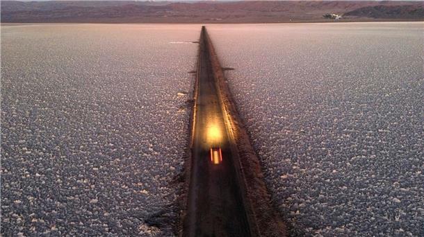 Chile will Lithium-Abbau unter staatliche Kontrolle stellen Ein Auto fährt auf einer Straße durch den Salar de Atacama in der Nähe der Lithiummine Albemarle in Chile.