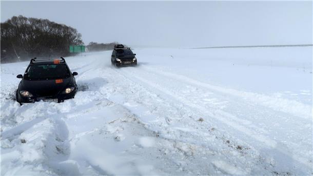 Chaos durch Schneestürme in Osteuropa Ein Auto ist auf der Straße zum Flughafen in Pograd in der Slowakei im Schnee stecken geblieben.