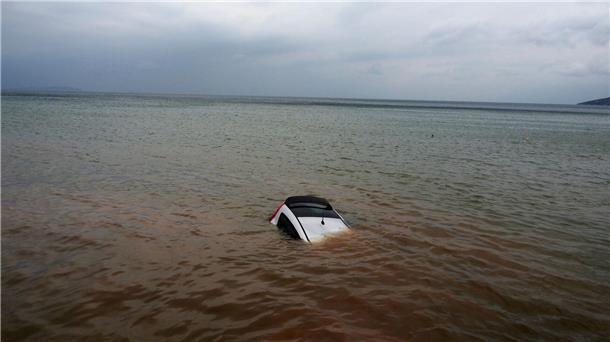 Extremwetter in Griechenland, Türkei und Bulgarien dauert an Ein Auto ist nach einem Rekordregen in Milina fast ganz im Meer versunken.