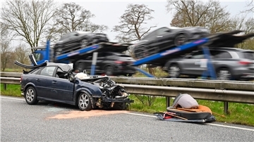 Ein Auto krachte auf der A27 auf einen Lkw. Die Strecke musste zwischen Hagen und Stotel gesperrt werden.