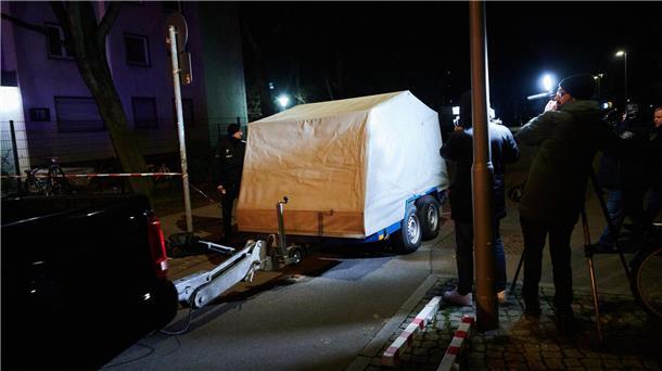 Ein Auto mit dem Spezialanhänger, in welchem sich ein gefährlicher Gegenstand befindet.