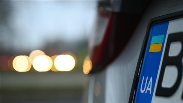 Ein Auto mit einem ukrainischen Autokennzeichen.
