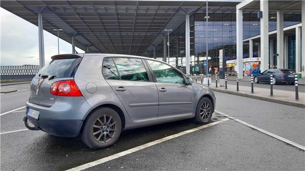 Ein Auto soll am Flughafen BER seit Monaten auf einem Kurzzeitparkplatz gestanden haben. 