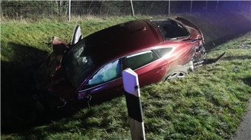 Ein Auto überschlug sich und wurde in einen Straßengraben geschleudert.